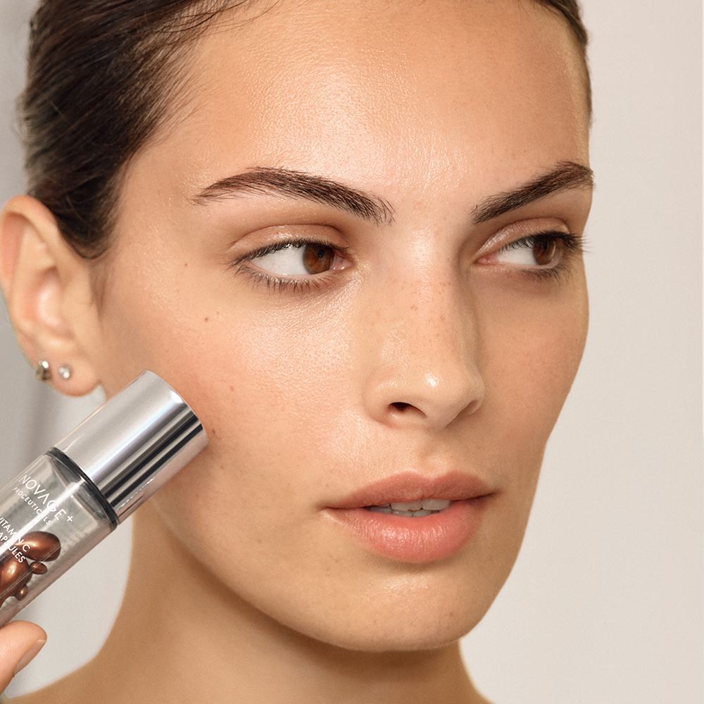 một người phụ nữ đang cầm một tuýp mỹ phẩm