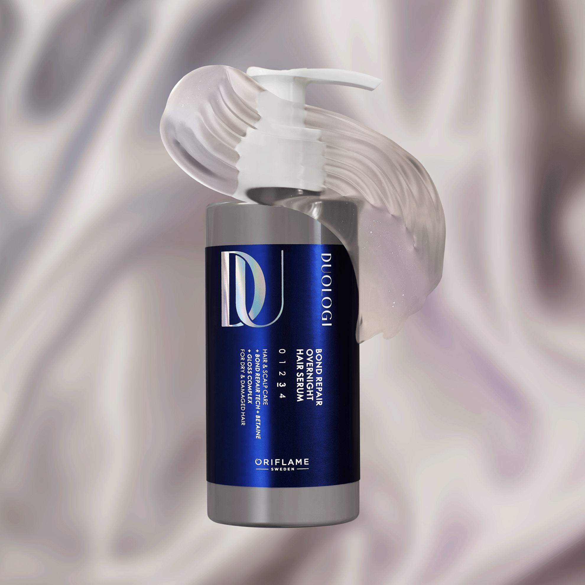 Một chai chất lỏng có vòi bơm màu trắng