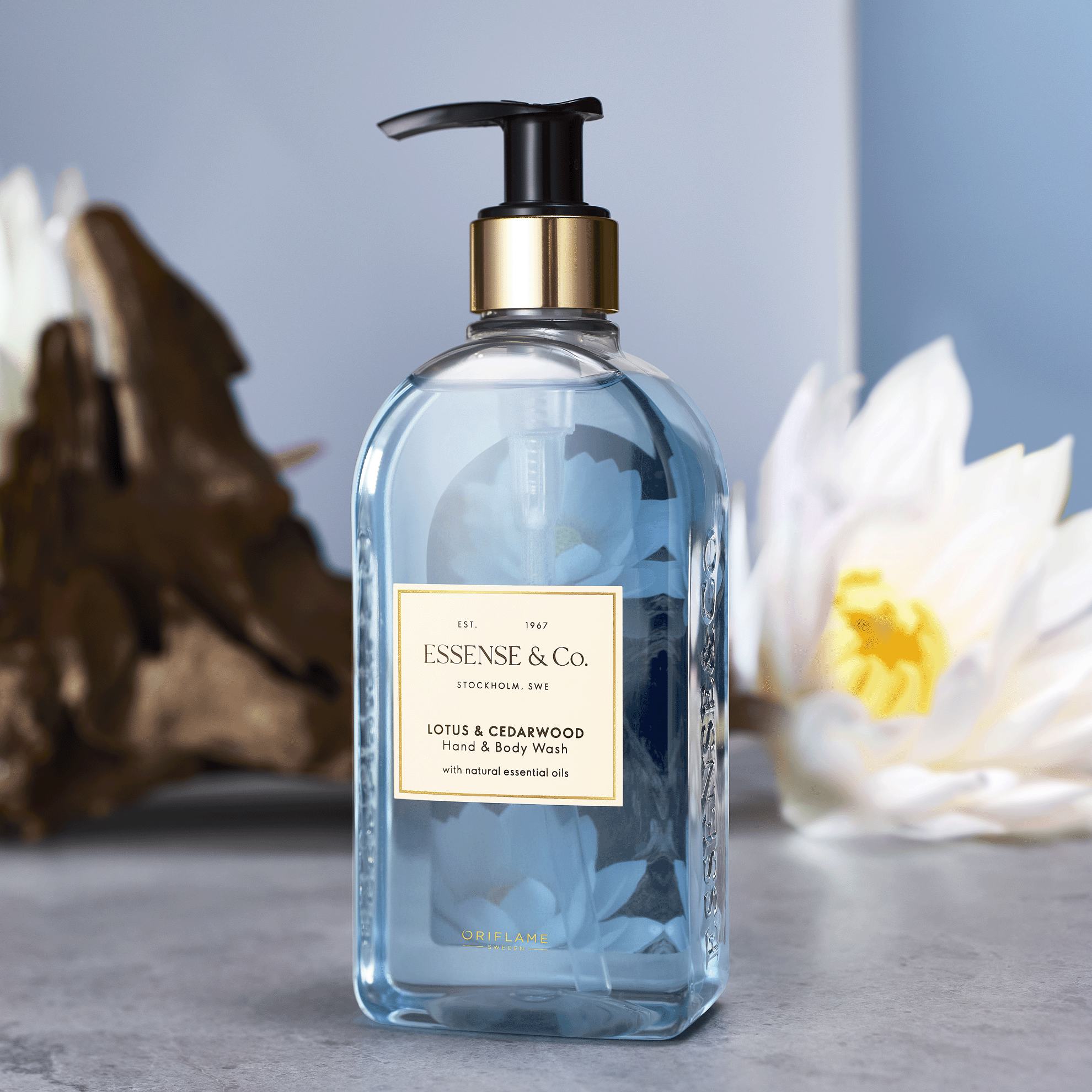 Một chai chất lỏng có nắp màu đen