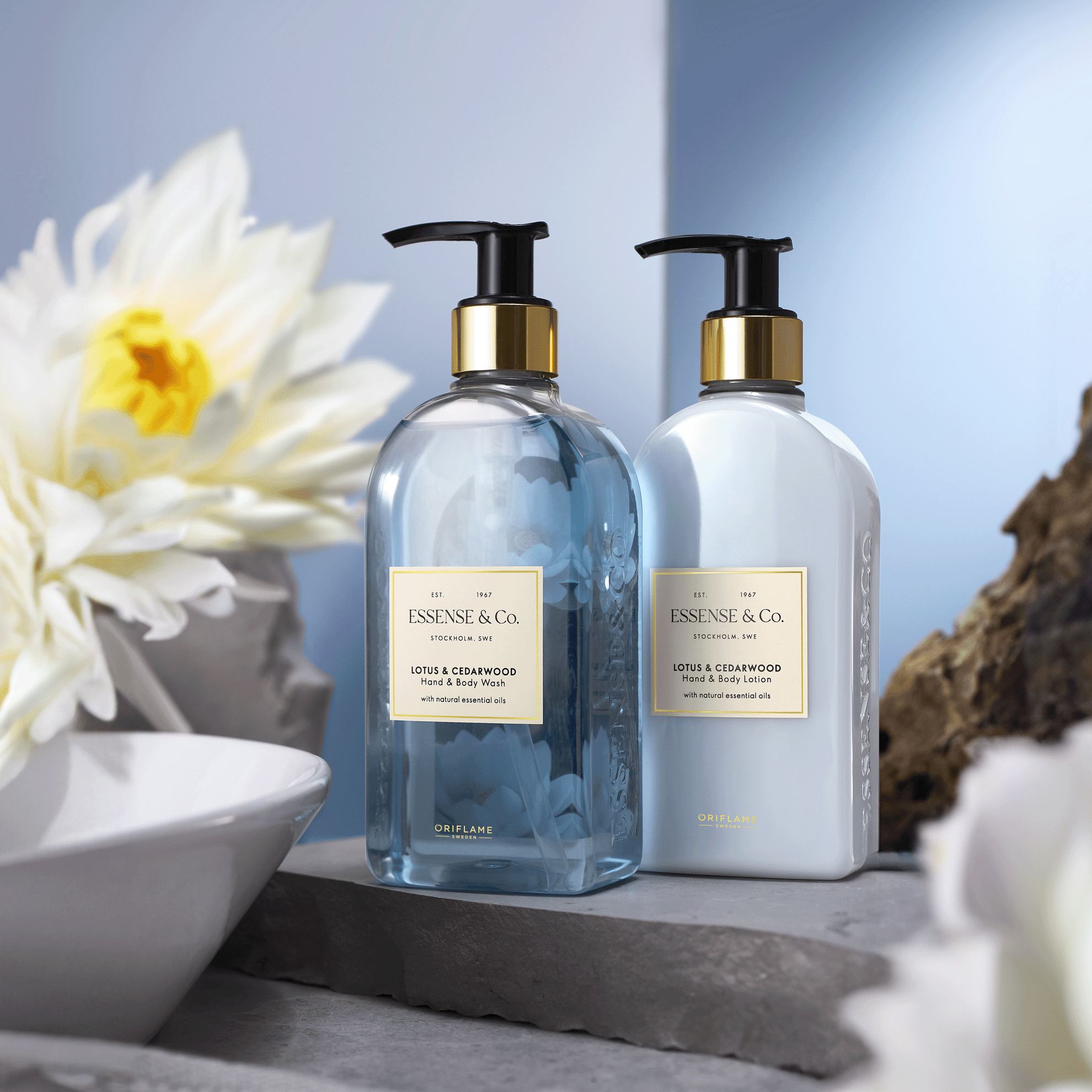 một nhóm chai chứa chất lỏng