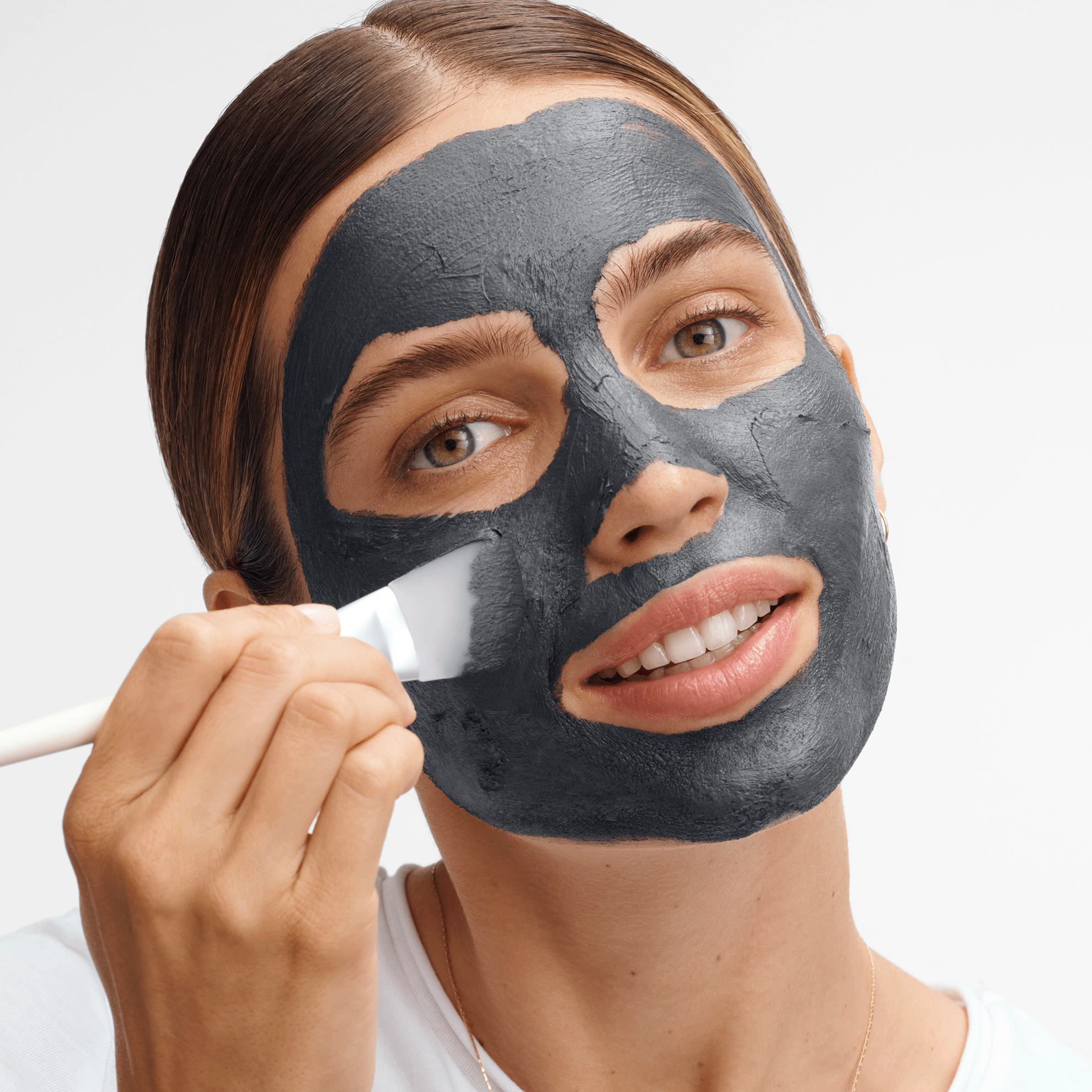 một người phụ nữ đeo khẩu trang màu đen trên mặt