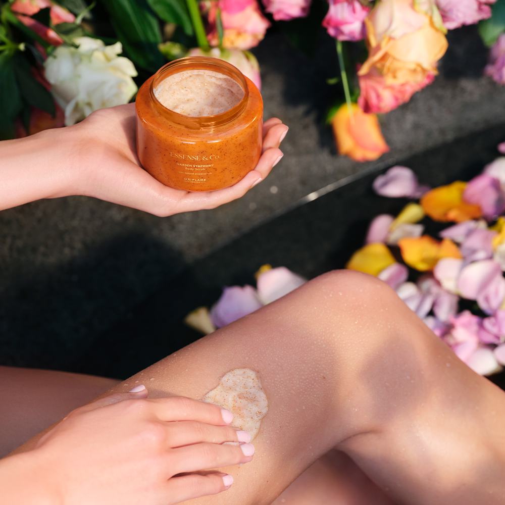 một người đang thoa sản phẩm tẩy tế bào chết lên chân