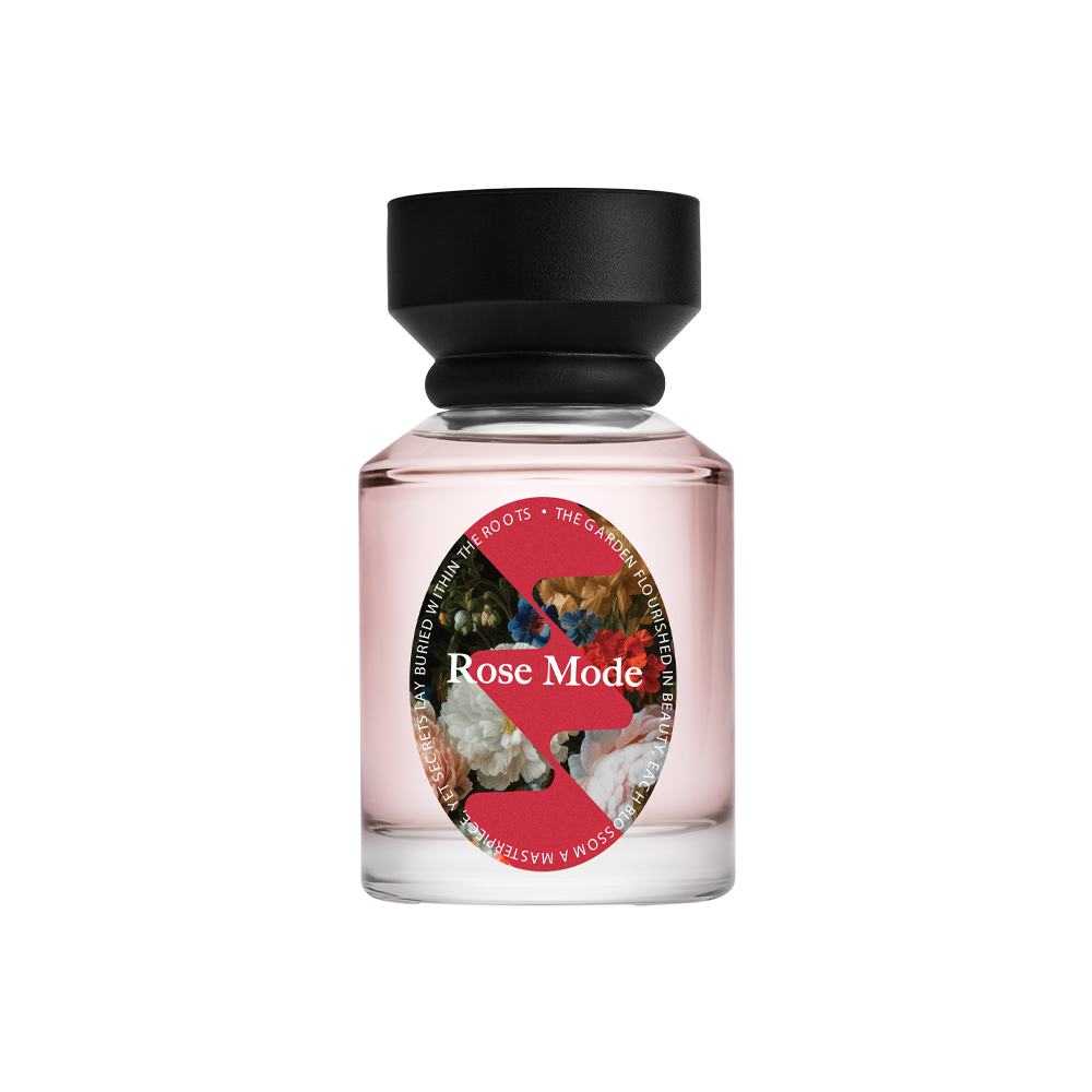 một chai chất lỏng màu hồng