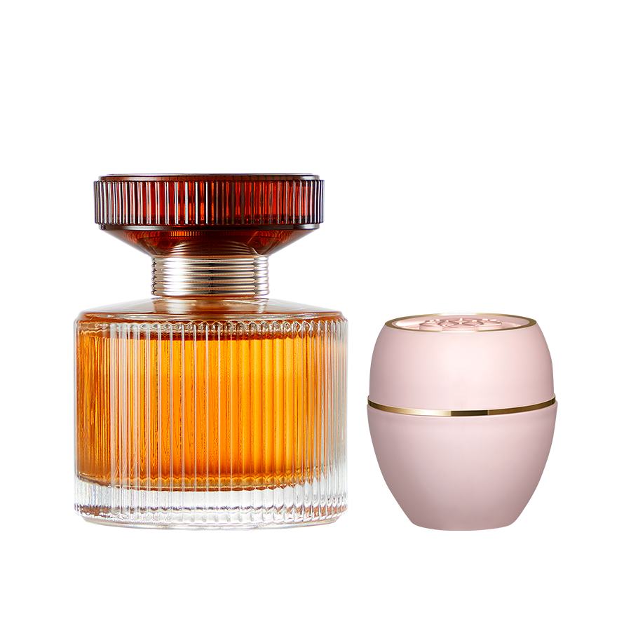 một chai nước hoa bên cạnh một lọ nước hoa